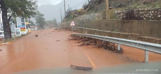 Yollar göle döndü, bazı evleri su bastı