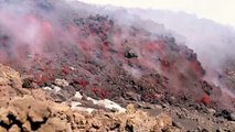 Eruzione Etna, la lava vista da vicino: massi incandescenti rotolano a valle
