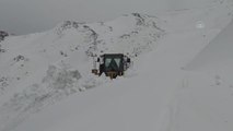 Ekipler kardan kapanan köy yollarını açmak için gece gündüz çalışıyor