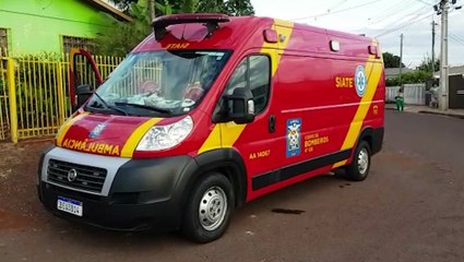 Kombi e Meriva se envolvem em colisão no Bairro Interlagos