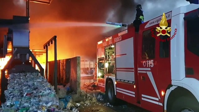 Terni, incendio in deposito stoccaggio rifiuti
