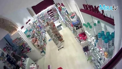 Angustiosas imágenes del robo de una farmacia a punta de cuchillo