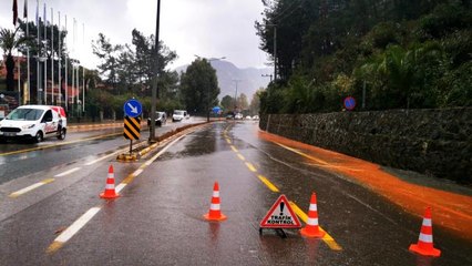 Marmaris-İçmeler karayolunda ulaşım tek şeritten sağlanıyor
