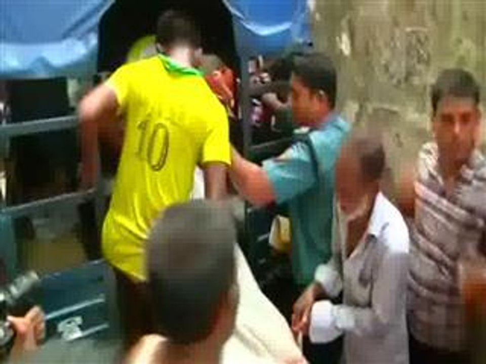 Bangladeshi blogger hacked to death