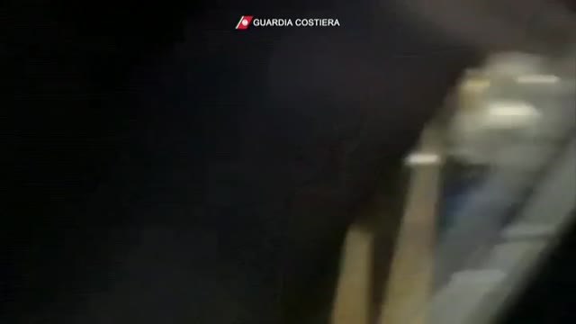 Guardacostas italianos rescatan a 573 inmigrantes en aguas del sur de Italia