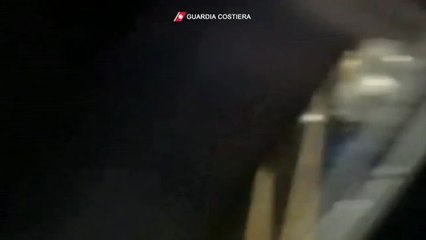 Guardacostas italianos rescatan a  573 inmigrantes en aguas del sur de Italia