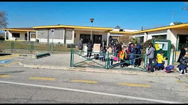 Si incendia un televisore, scuola primaria evacuata, 170 alunni in strada