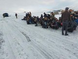‘Dur’ ihtarına uymayan iki minibüste 107 düzensiz göçmen yakalandı