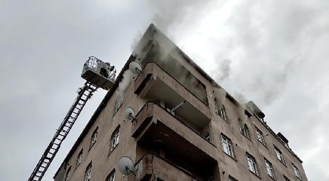 Son dakika gündem: SULTANGAZİ'DE 5 KATLI BİNADA YANGIN
