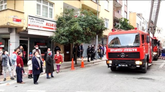 Sultangazi'de 5 katlı binada yangın paniği