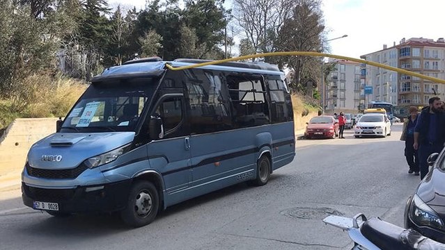 Metal boru minibüse o gibi saplandı