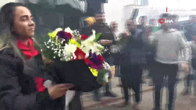 Brezilyalı kadın futbolcuya Gaziantep'te davul zurnalı karşılama