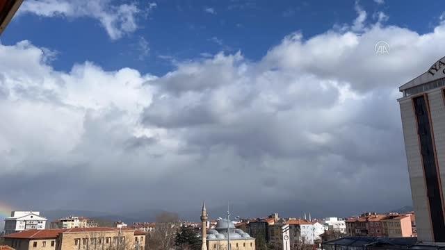 Hareket eden bulutlarla gökkuşağı birleşince ortaya renkli görüntüler çıktı