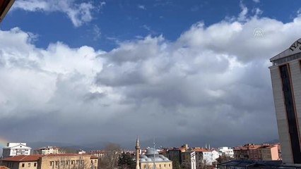 Hareket eden bulutlarla gökkuşağı birleşince ortaya renkli görüntüler çıktı