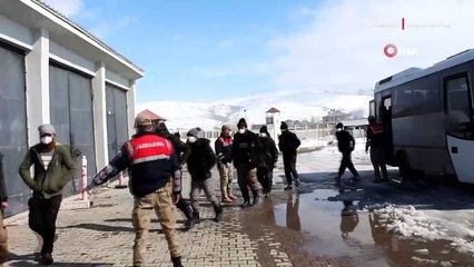 Van'da 'dur' ihtarına uymayan 2 minibüsten 107 göçmen çıktı