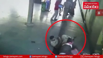 రైలు కింద పడబోతుండగా మహిళను కాపాడిన కానిస్టేబుల్.. ఏమైందో మీరే చూడండి