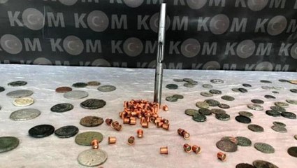 Polis ekipleri bile şaşırdı! Buzdolabının içerisinden suikast silahı ve 1 milyon liralık tarihi eser çıktı
