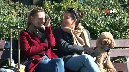 İspanyalılar zorunluluğun kalkmasına rağmen maske takmaya devam ediyor