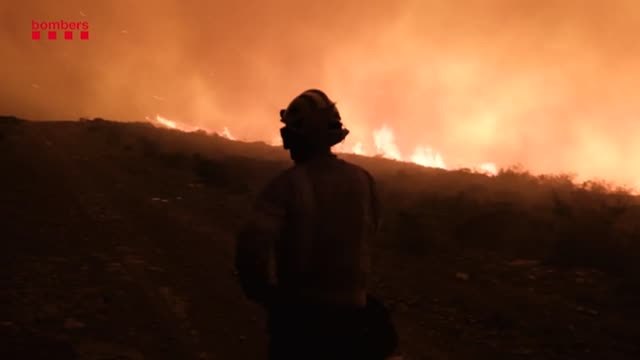 El fuerte viento impide controlar el incendio del Parque Natural de Creus