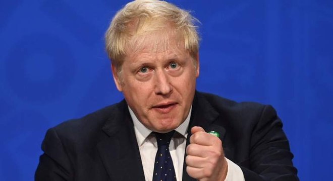 Reino Unido levanta todas las restricciones en su plan para _convivir con la COVID_