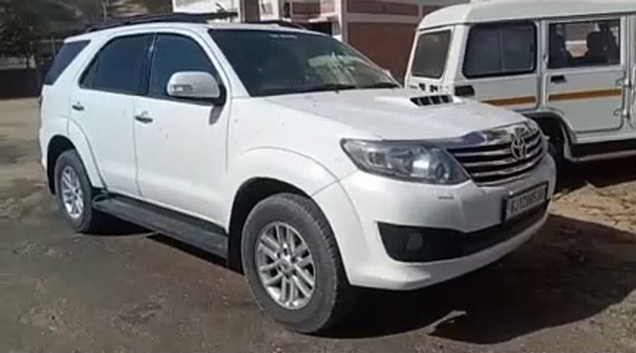 5 किलो 700 ग्राम अवैध अफीम का दूध जब्त, लग्जरी कार बरामद