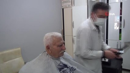 Ayakta uyuyan berber yardım bekliyor