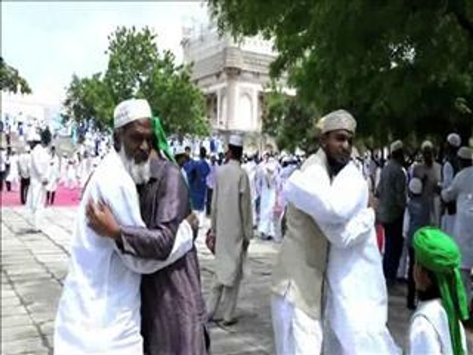 India's Muslim devotees offer prayers at the start of Eid
