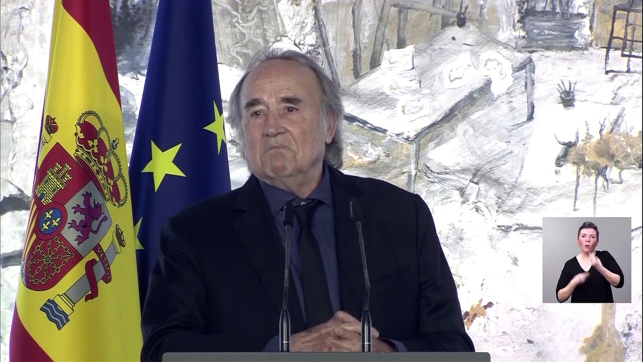 Serrat se muestra emocionado al recibir la Gran Cruz de Alfonso X el Sabio