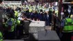 شاهد: شرطة نيوزيلندا تضع حواجز على الطرق لاحتواء المتظاهرين المناهضين للقاحات كوفيد-19