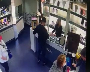 Atraco a punta de pistola en una joyería de Badalona