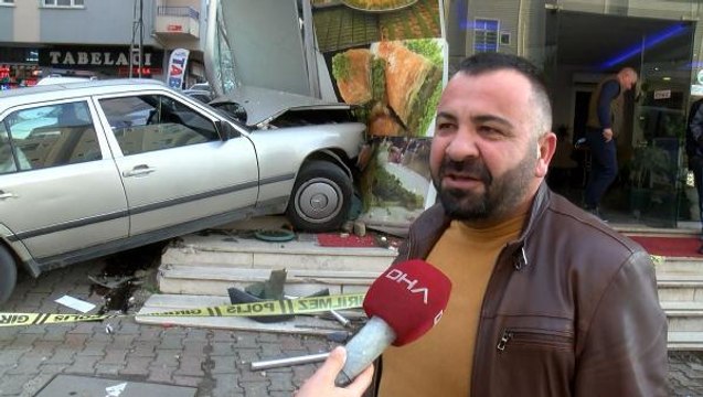Kartal'da polisten kaçan şüphelilerin bulunduğu otomobil iş yerine çarptı