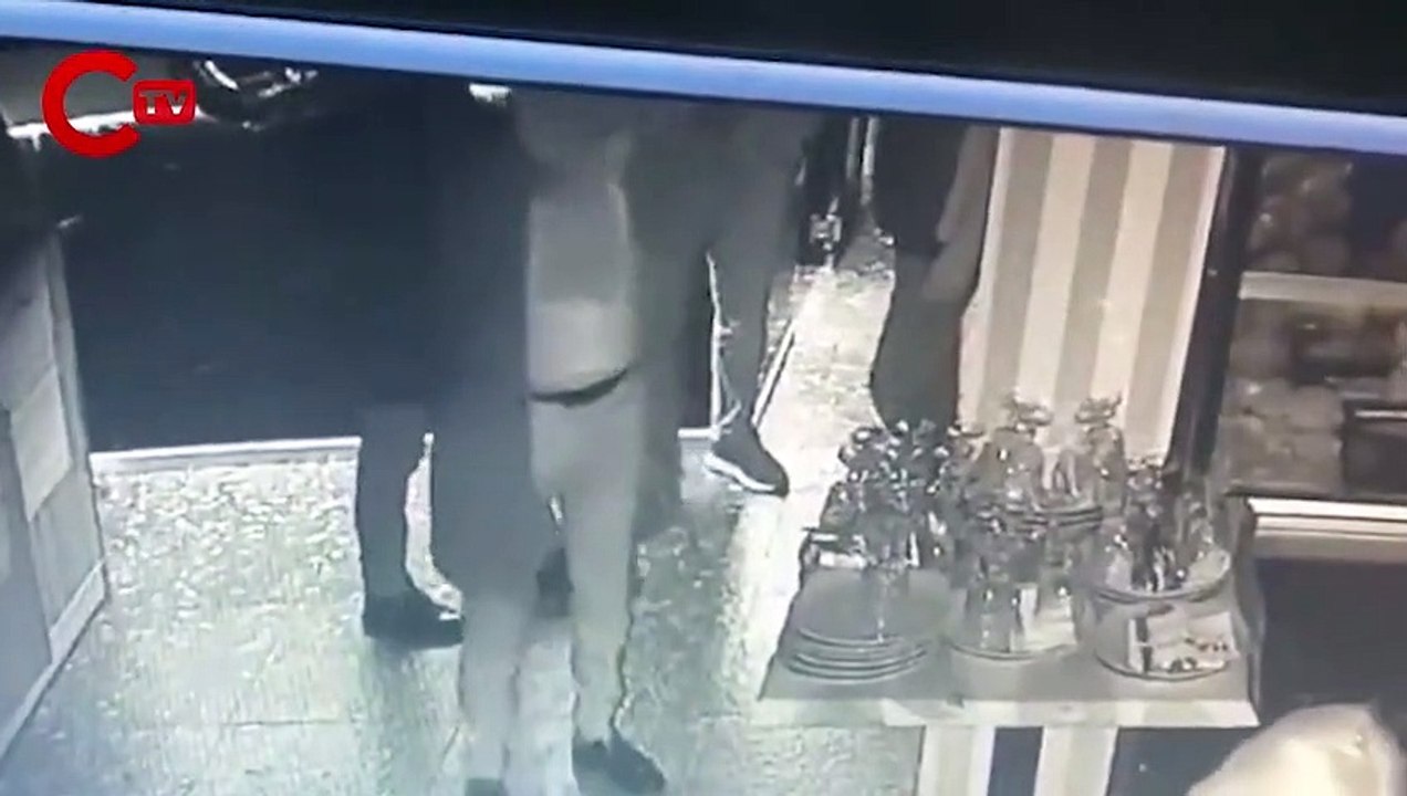 Gazeteci Metin Özkan’ın bir kadının çantasından para aldığı iddia edilen görüntüler ortaya çıktı...