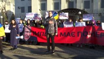 Ukraine: des manifestants protestent devant l'ambassade de Russie à Kiev