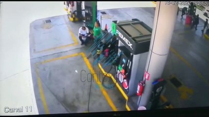 Video: Mujer atropella a dos expendedores de gasolina e impacta con bomba y derriba un stand