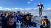 Ukraynalı ünlü şarkıcıdan, köprü korkuluklarında askerlere destek konseri