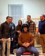 Il doit deviner lequel de ses amis a frappé son casque !