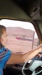 Conducía rumbo a Juárez y graba 4 camiones de carga volteados por el viento