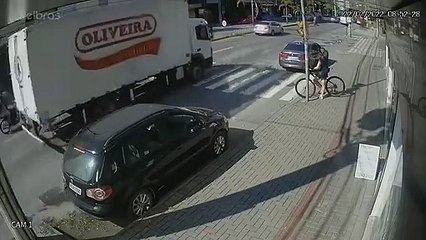 Ciclista atingida por moto na faixa e com sinal aberto para pedestres em Blumenau