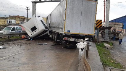 KONTROLDEN ÇIKAN TIR BARİYERLERE ÇARPTI: 2 YARALI