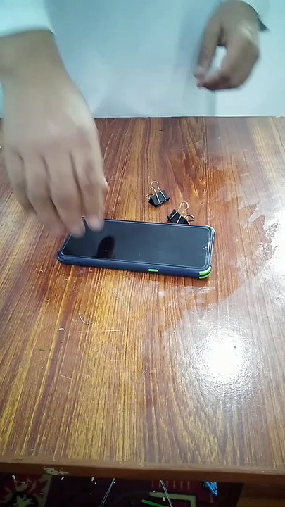 how to make cellphone stand.using 2 papers clips.