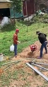 2 ouvriers face à un outil incontrôlable... tellement drôle