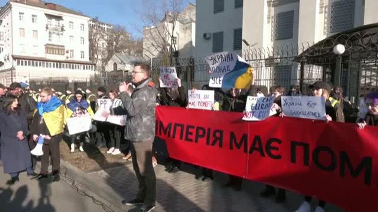 Protesta de ucranianos frente a la Embajada rusa en Kiev