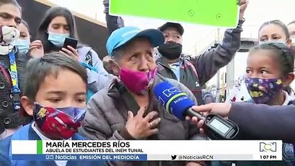 Abuela camina con nietos