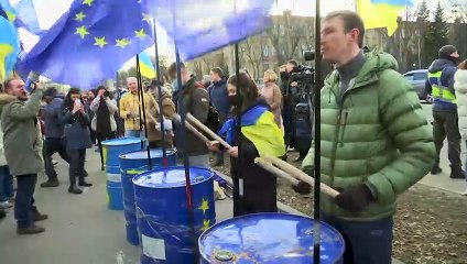 Kiew: Moskau evakuiert Botschaft - Hunderte protestieren vor Gebäude