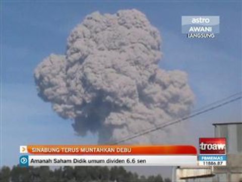 Gunung Sinabung terus memuntahkan debu