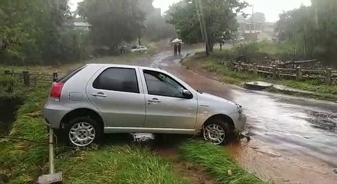 Carro é arrastado pela enxurrada em Umuarama e quase cai na ponte do Panorama