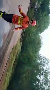 Carro é arrastado pela enxurrada em Umuarama e quase cai na ponte do Panorama