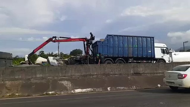 Carreta tomba na BR-101 e interdita totalmente a rodovia em Biguaçu