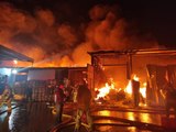 Tuzla'daki fabrika yangınına itfaiye ekiplerinin müdahalesi sürüyor