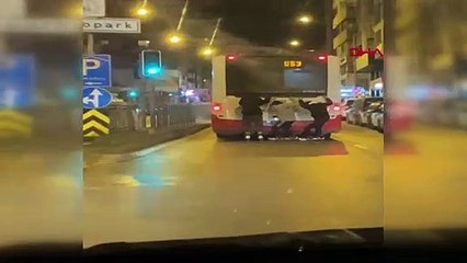 Otobüse tutunarak paten kayan çocuklar ölüme davetiye çıkardı